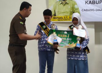 Wendy Yuhfrizal, S.H., M.H. (Kasi Intel Kejari Bireuen) menyematkan slempang kepada juara 1 Duta pelajaran Sadar Hukum Bireuen pada Selasa 19 November 2024