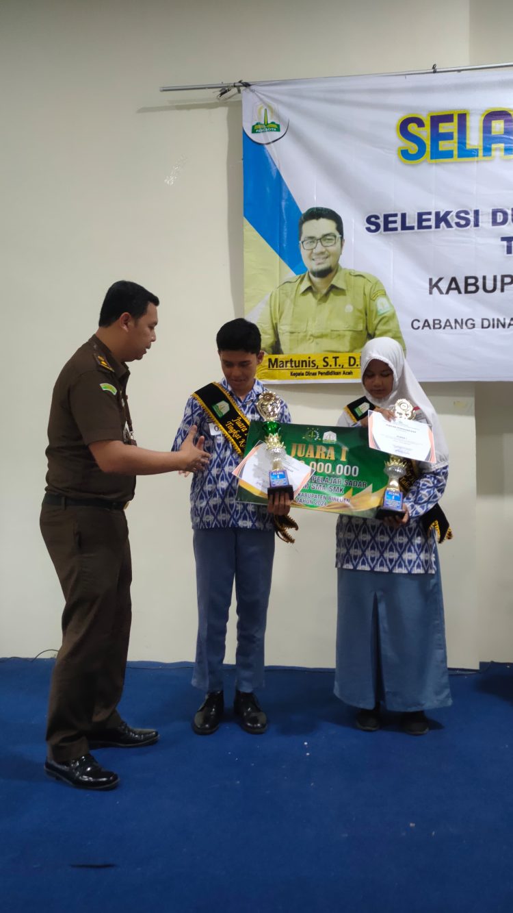 Wendy Yuhfrizal, S.H., M.H. (Kasi Intel Kejari Bireuen) menyematkan slempang kepada juara 1 Duta pelajaran Sadar Hukum Bireuen pada Selasa 19 November 2024