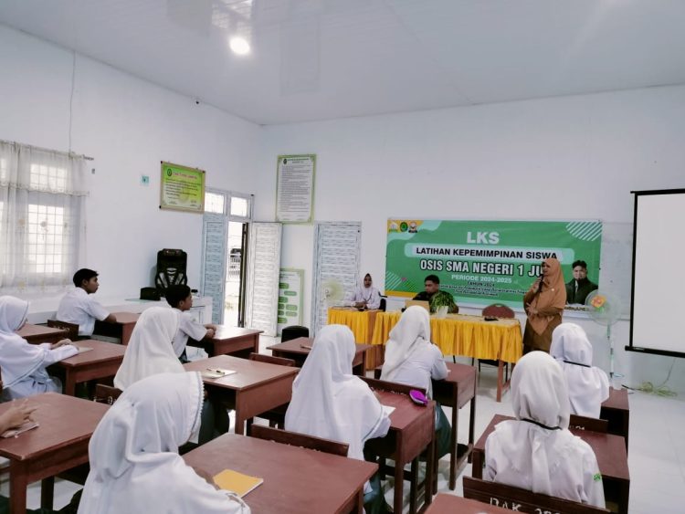 SMAN 1 Juli Latih Siswa Ilmu Dasar Kepemimpinan