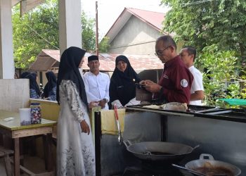 Kacabdin Bireuen Sidak Kantin Sekolah, Ajak Penjual Gunakan Saus Buatan Sendiri