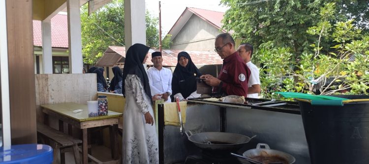Kacabdin Bireuen Sidak Kantin Sekolah, Ajak Penjual Gunakan Saus Buatan Sendiri