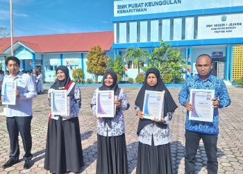 Peringati HGN, Kepala SMKN 1 Jeunieb, Sejumlah Guru Dapat Penghargaan