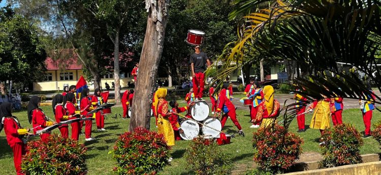 SMAN 1 Juli Tampilkan Atraksi Limbad Dramband Meriahkan Peringatan Hari Guru Nasional 2024