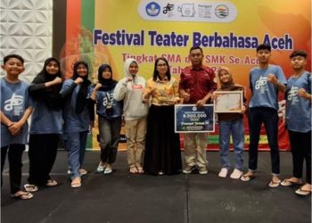 guru pendamping, Ferry Irawan, S.Pd., dan Oktavia Sigalingging, S.Pd., M.S.M., dan peserta lomba 1. Zauza Alfaiza 2. Aris Munandar, 3. Alya Natasya 4. Siti Nasiha 5. M. Fachrezy 6. Fiska Septiana 7. Najwa Salsabila 8. Fatin Arrayan.