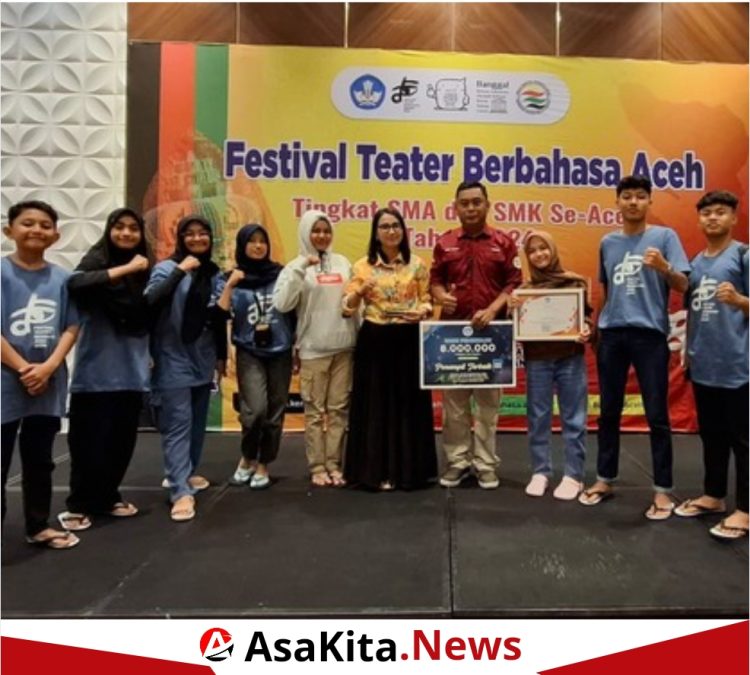 guru pendamping, Ferry Irawan, S.Pd., dan Oktavia Sigalingging, S.Pd., M.S.M., dan peserta lomba 1. Zauza Alfaiza 2. Aris Munandar, 3. Alya Natasya 4. Siti Nasiha 5. M. Fachrezy 6. Fiska Septiana 7. Najwa Salsabila 8. Fatin Arrayan.
