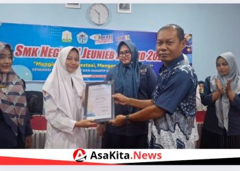 Kepsek Berikan Penghargaan di SMKN 1 Jeunieb Award 2024