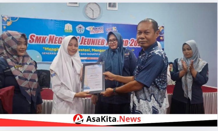 Kepsek Berikan Penghargaan di SMKN 1 Jeunieb Award 2024