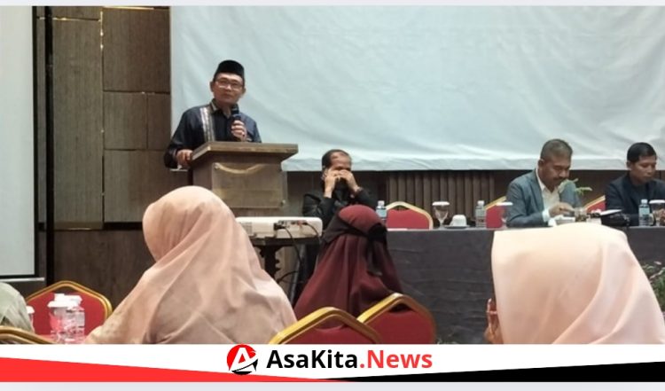 Abdul Hamid, S.Pd., M.Pd., Kepala Cabang Dinas Pendidikan (Kacabdin) Kabupaten Bireuen, memberikan sambutan penting dalam kegiatan peningkatan kompetensi penguji Uji Kompetensi Profesional Pendidikan Profesi Guru (UKPPPG) tahap 3. Kegiatan ini diselenggarakan oleh Universitas Almuslim Bireuen di Parkside Hotel Takengon.