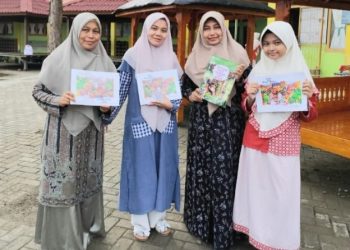 Alumni MIN 11 Banda Aceh Serahkan Buku Karya Kepada Kepala Madrasah