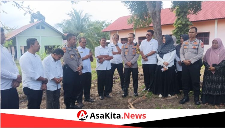 Kapolres Bireuen AKBP Jatmiko SH MH dan kepala BNN Bireuen AKBP Sabri SH MH didampingi kacabdin Abdul Hamid dan kasubag Tu juga kasi manajemen menjau lahan penanaman jagung program ketahanan pangan nasional pada Rabu, 8 Januari 2025 di SMKN 1 Simpang Mamplam.