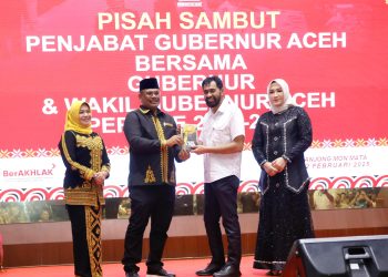 Momen Pisah Sambut Pj Gubernur Safrizal dan Gubernur Aceh Muzakir Manaf