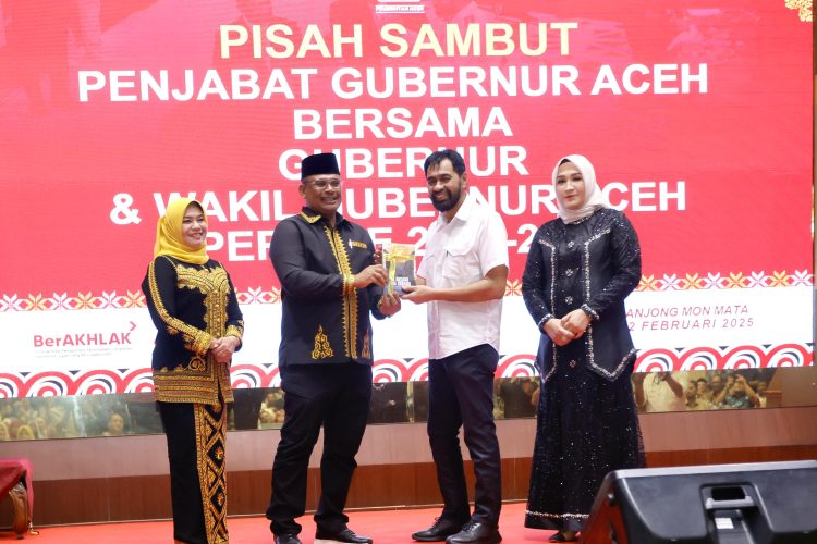 Momen Pisah Sambut Pj Gubernur Safrizal dan Gubernur Aceh Muzakir Manaf