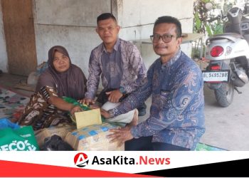 PLT Kepala SMAN 2 Peusangan Serahkan Bantuan untuk Siswa Korban Kebakaran