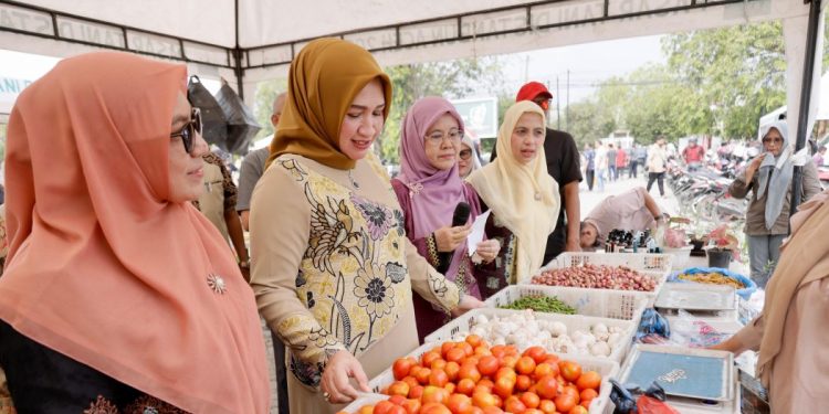 Istri Gubernur Aceh Apresiasi Pasar Tani yang Digelar oleh Distanbun Aceh