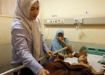 Marlina Muzakir Kunjungi dan Santuni Bocah Penderita Tumor Ganas di RSUDZA