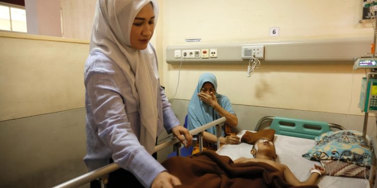 Marlina Muzakir Kunjungi dan Santuni Bocah Penderita Tumor Ganas di RSUDZA