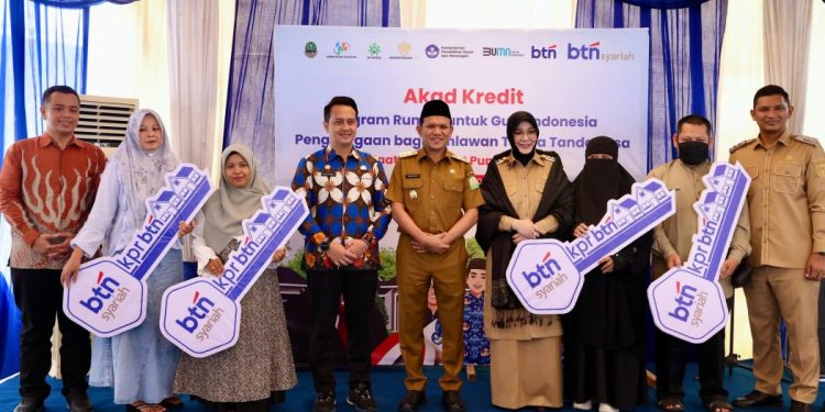 Wakil Gubernur Aceh, Fadhlullah, SE, foto bersama saar menghadiri acara Akad Massal Program Rumah untuk Guru Indonesia yang dibuka secara virtual oleh Menteri Perumahan dan Kawasan Permukiman, Maruarar Sirait di Kantor BTN Syariah, Banda Aceh, Selasa (25/3/2025).