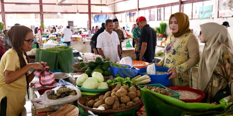 Marlina Muzakir Tinjau Harga Kebutuhan Pokok Menjelang Idul Fitri di Pasar Al-Mahirah
