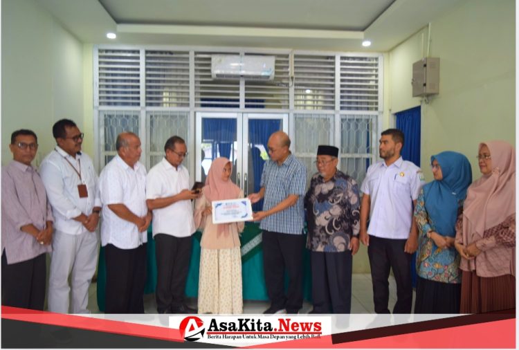 Kacabdin dan Forum Komite Fasilitasi Naila Balqis, Korban Kebakaran Rumah di Bireuen, Terima Beasiswa Sarjana dari UMMAH