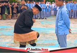 Momen haru kacabdin Bireuen bertukar sepatu dengan siswa miskin SMAN 1 Samalanga 