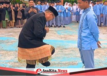 Momen haru kacabdin Bireuen bertukar sepatu dengan siswa miskin SMAN 1 Samalanga
