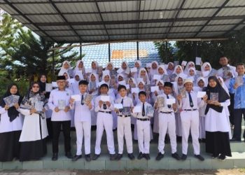 Kolaborasi Bersama Duta Baca Indonesia, MIN 11 Banda Aceh Serahkan Puluhan Buku Antologi Puisi