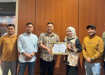 Bunda Salma Terima Sertifikat Penghargaan dari PUSDA Atas Dedikasi dalam Forum Diskusi