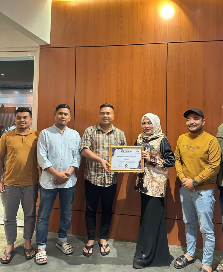 Bunda Salma Terima Sertifikat Penghargaan dari PUSDA Atas Dedikasi dalam Forum Diskusi