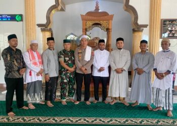 Kapolsek Meureudu Polres Pidie Jaya Jadi Khatib Jumat, Ajak Jamaah Perkuat Iman dan Waspadai Ancaman Sosial