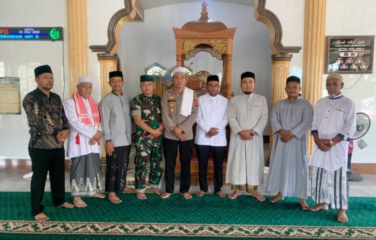 Kapolsek Meureudu Polres Pidie Jaya Jadi Khatib Jumat, Ajak Jamaah Perkuat Iman dan Waspadai Ancaman Sosial