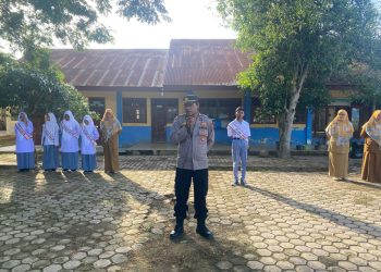 Sat Binmas Polres Pidie Jaya Sosialisasikan Call Center 110 Saat Jadi Pembina Upacara di SMAN 2 Meureudu
