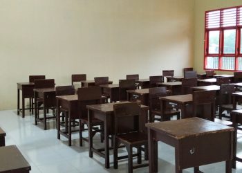 Kacabdin Bireuen Tunaikan Janji, Kirim 75 Meja Kursi untuk Siswa SMAN 1 Jeumpa
