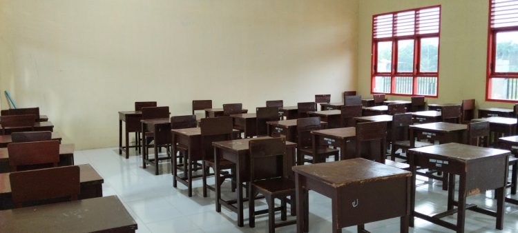Kacabdin Bireuen Tunaikan Janji, Kirim 75 Meja Kursi untuk Siswa SMAN 1 Jeumpa