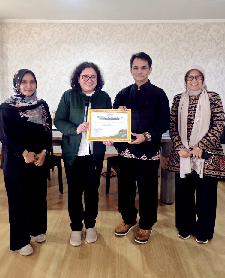 Kepala ARC USK Raih Penghargaan Atsiri Nasional dari Kemenperin