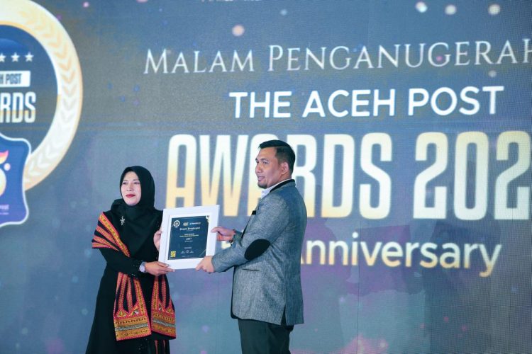 Heni Ekawati Raih Penghargaan Tokoh Perempuan Inspiratif di Malam Penganugerahan The Aceh Post Award 2025