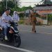Kacabdin Bireuen Hentikan Mobil Dinas untuk Bantu Siswa Menyebrang Jalan di Hari Pertama Sekolah