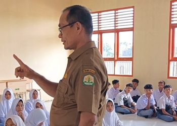 Siswa Belajar di Lantai, Kacabdin Bireuen Gerak Cepat Akan Kirim Meja dan Kursi ke SMAN 1 Jeumpa