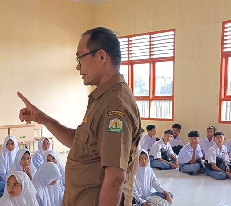 Siswa Belajar di Lantai, Kacabdin Bireuen Gerak Cepat Akan Kirim Meja dan Kursi ke SMAN 1 Jeumpa