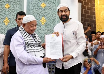 Gubernur Mualem Kukuhkan Abu Paya Pasi Sebagai Imam Besar Mesjid Raya Baiturrahman