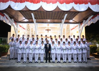 Mualem Kukuhkan Anggota Paskibraka Provinsi Aceh