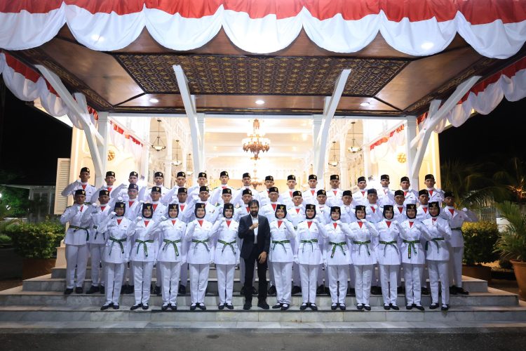 Mualem Kukuhkan Anggota Paskibraka Provinsi Aceh