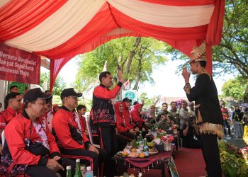 Wagub Fadhlullah Sambut Peserta Pawai Budaya HUT ke-80 RI