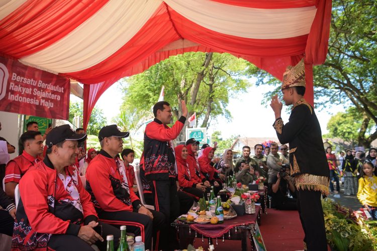 Wagub Fadhlullah Sambut Peserta Pawai Budaya HUT ke-80 RI
