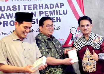 Wakil Ketua Komisi II DPR RI Zulfikar Arse Terima Souvenir Parfum Nilam Aceh