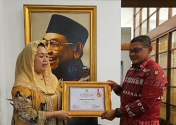 Ketua BRA Serahkan Piagam Tokoh Perdamaian Aceh kepada Almarhum Gus Dur, Diterima oleh Yenny Wahid