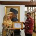 Ketua BRA Serahkan Piagam Tokoh Perdamaian Aceh kepada Almarhum Gus Dur, Diterima oleh Yenny Wahid
