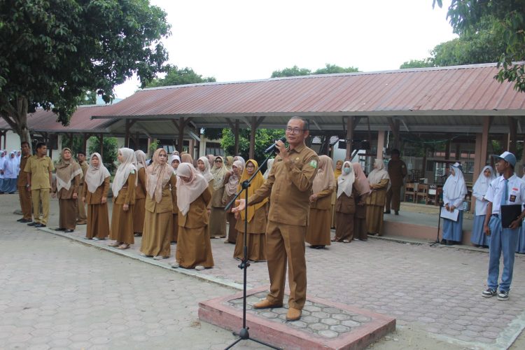 Kacabdin Bireuen Jadi Pembina Upacara di SMAN 2, Ingatkan Siswa Jangan Ikut Demo