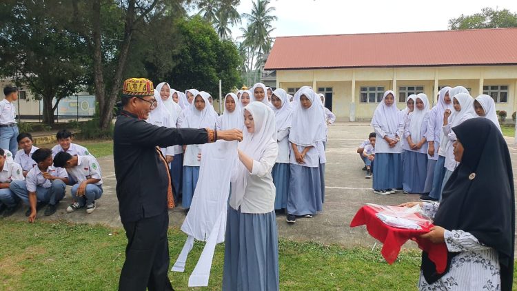 Hardikda ke-66, Kacabdin Bireuen Bantu Syifaul dan Liana Siswa Kurang Mampu di SMAN 1 Juli