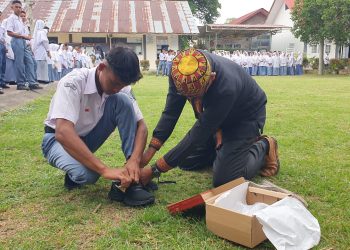 Hardikda Momen Kacabdin Bireuen Hadiahi Sepatu dan Pakaian untuk Siswa Kurang Mampu di SMAN 1 Juli