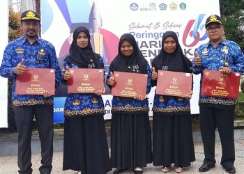 Empat Guru Dan Kepala SMK Negeri 1 Panga Raih Penghargaan Setya Lencana Dari Presiden RI Pada Peringatan Hardikda Ke-66